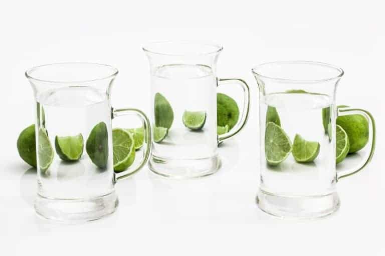 Три стакана через которые просвечиваются лимоны и создающие оптическую иллюзию