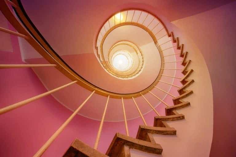 Спиральная лестница розовая ведущая вверх