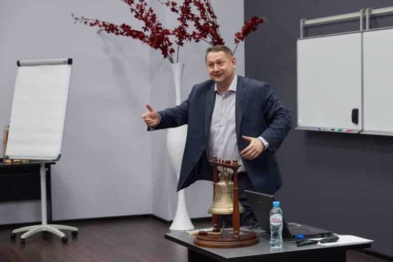 Николай Рысёв проводит презентацию для клуба газеты Делового Петербурга