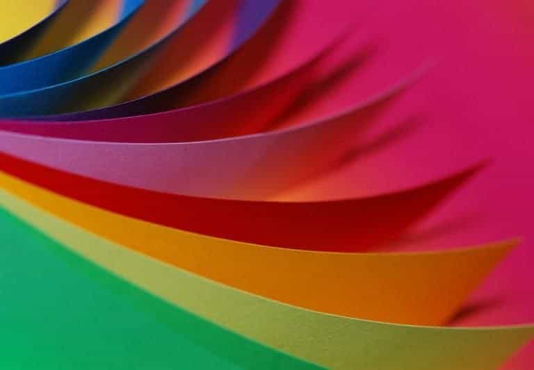 Разноцветные листы бумаги сложенные веером